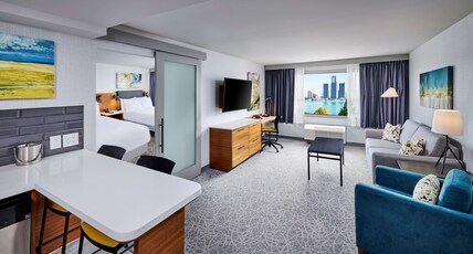 DoubleTree by Hilton Windsor Hotel & Suites Room Type - 2 QN 2 RM WATER VIEW SUITE