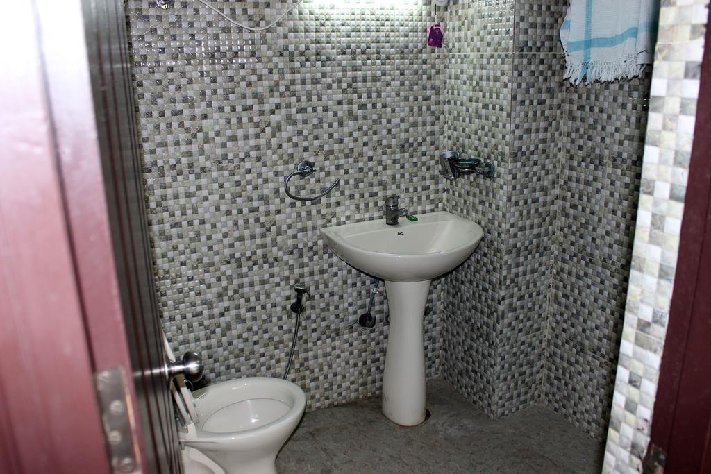 Executive Inn Unit 3 - Tap to explore photos