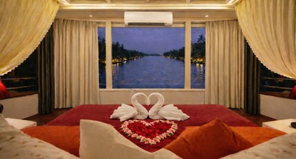 Best Kerala Houseboat Room Type - Honeymoon Suite ( Full Time AC )
