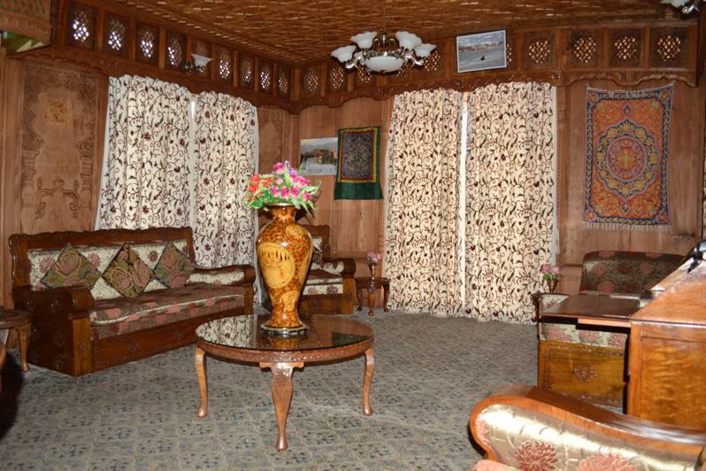 Golden Apple Houseboat - Tap to explore photos