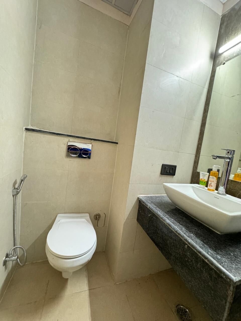 Skyline Luxurious Suites - Tap to explore photos