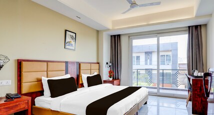 Super Townhouse Oak Sector 39 Medanta Room Type - Classic with Balcony