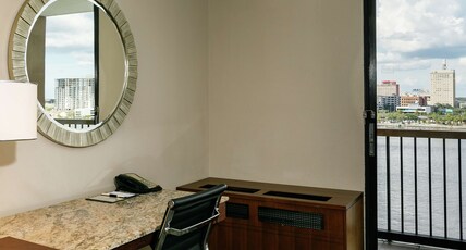 DoubleTree by Hilton Jacksonville-Riverfront Room Type - 1KG TWO RM STE W-WHIRPOOL