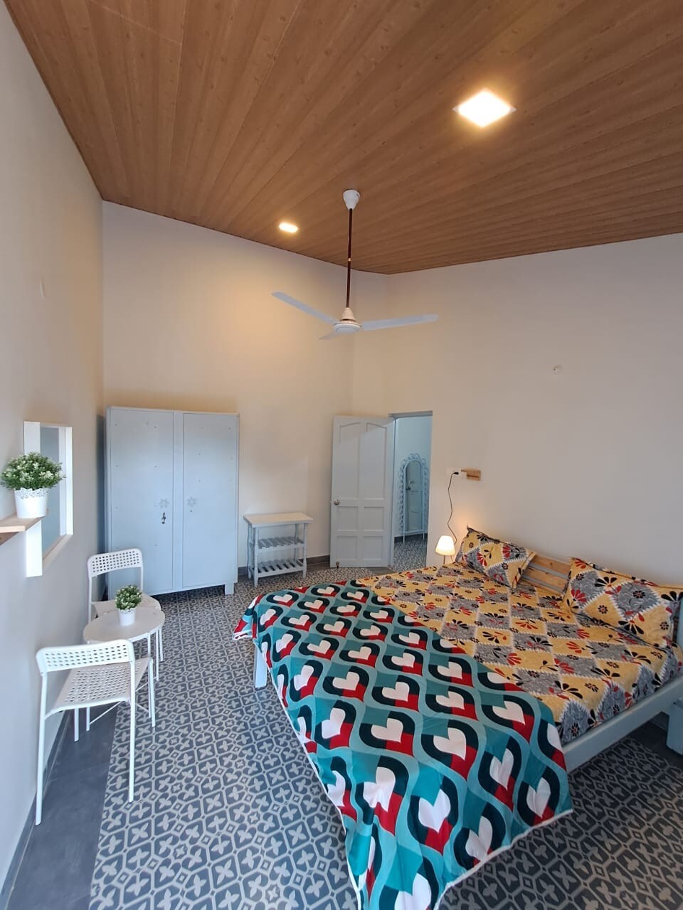 Penthouse 2BHK C'gute,AC,wifi,invrtor,pvt terrace - Tap to explore photos