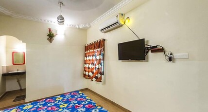 JJ RESIDENCY Room Type - NON AC Deluxe Double Room