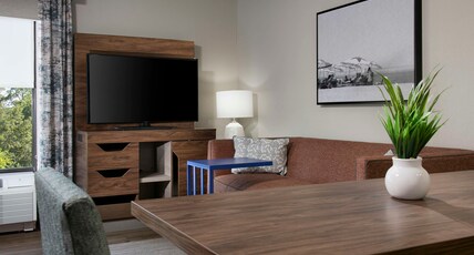 Hampton Inn Northwood Room Type - 1KNG JR STE SOFABED NOSMOK