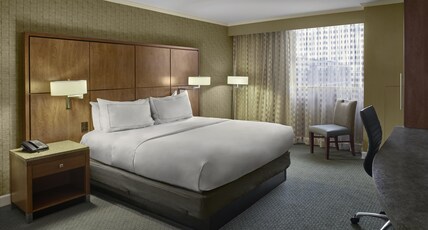 DoubleTree by Hilton Akron Fairlawn Room Type - 1 KING SUITE ACC RI SHWR