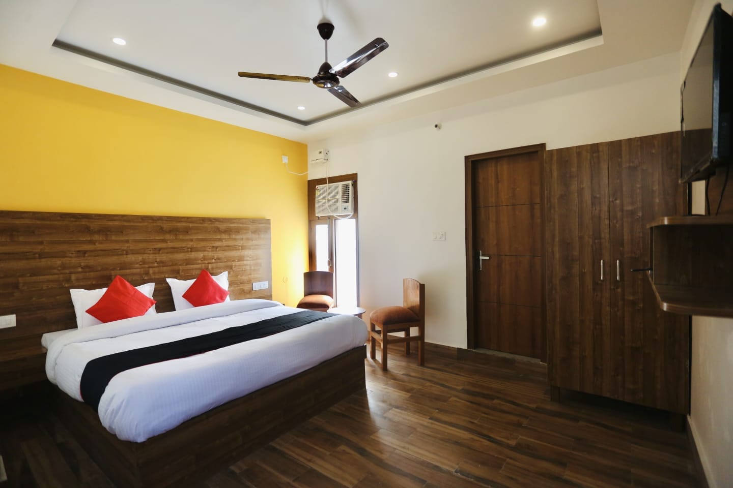 Lushy Days Hotel Nanda - Tap to explore photos