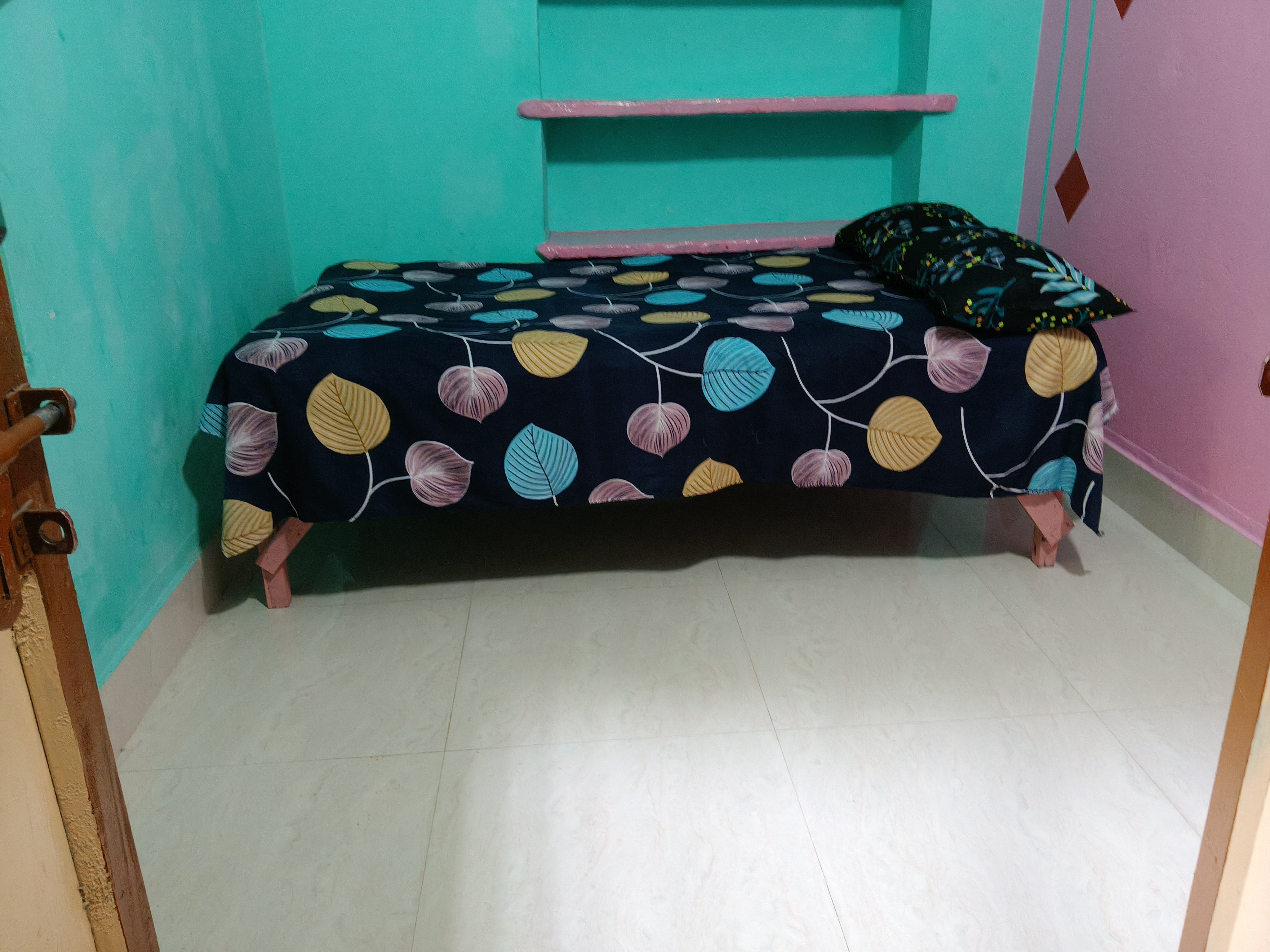 Ray House Affordable (Private Room With Sharing Bathroom) - Tap to explore photos