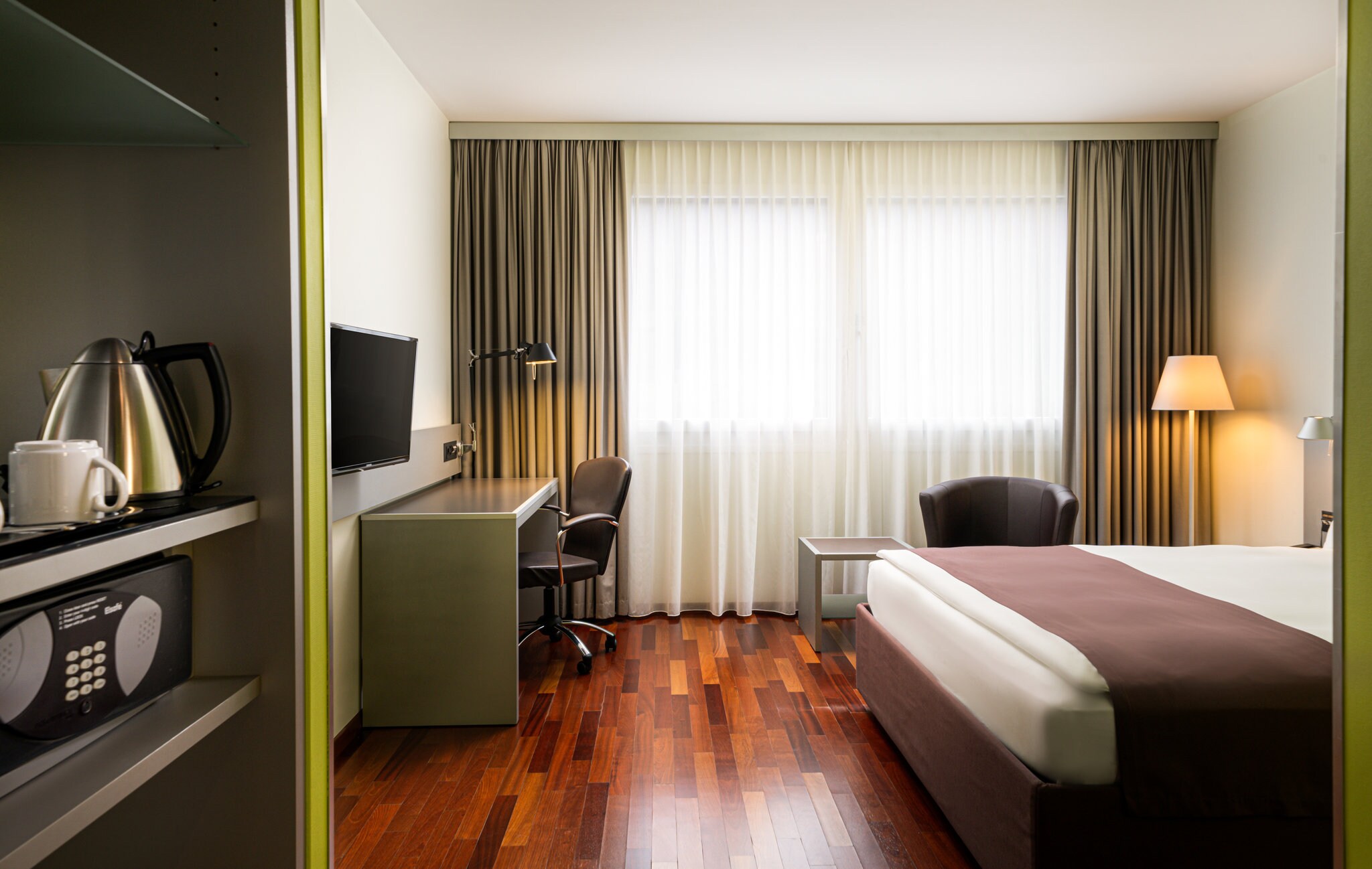 Holiday Inn Zurich - Messe - Tap to explore photos