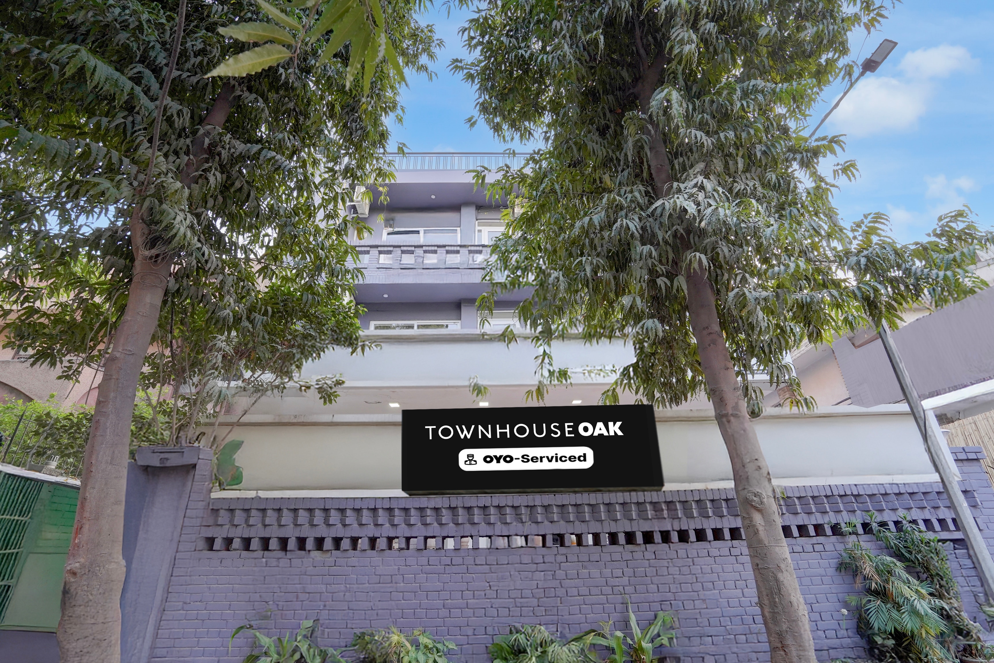 Super Townhouse Oak Sector 31 Noida - Tap to explore photos