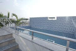 Hotel Aana Inn Prime | Rooftop Pool