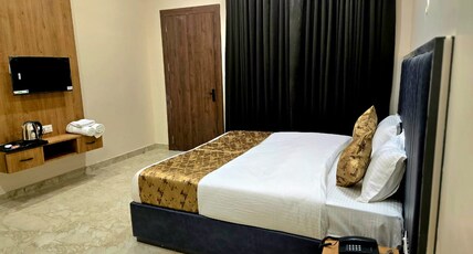 RN HOTEL AND LAWN Room Type - Deluxe King Bed Room