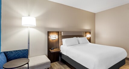 Holiday Inn Express Hotel & Suites Charleston-Southridge Room Type - 1 King Bed Suite