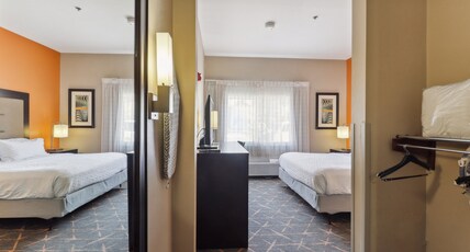 Holiday Inn Hotel & Suites Slidell Room Type - 1 King Bed Standard Mobil Accessible Tub