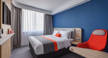 Holiday Inn Express ALMATY Room Type - 1 Queen Standard with Free Breakfast