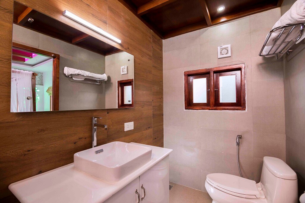 ECO TRAILS-Premium Catagory Houseboat - Tap to explore photos