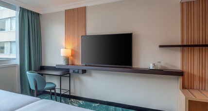 DoubleTree by Hilton Paris Bougival Room Type - KING ACCESSIBLE GUEST ROOM