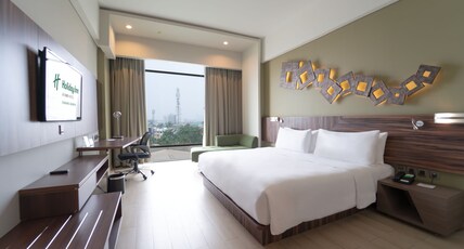 Holiday Inn Cikarang Jababeka Room Type - 1 King Standard City View