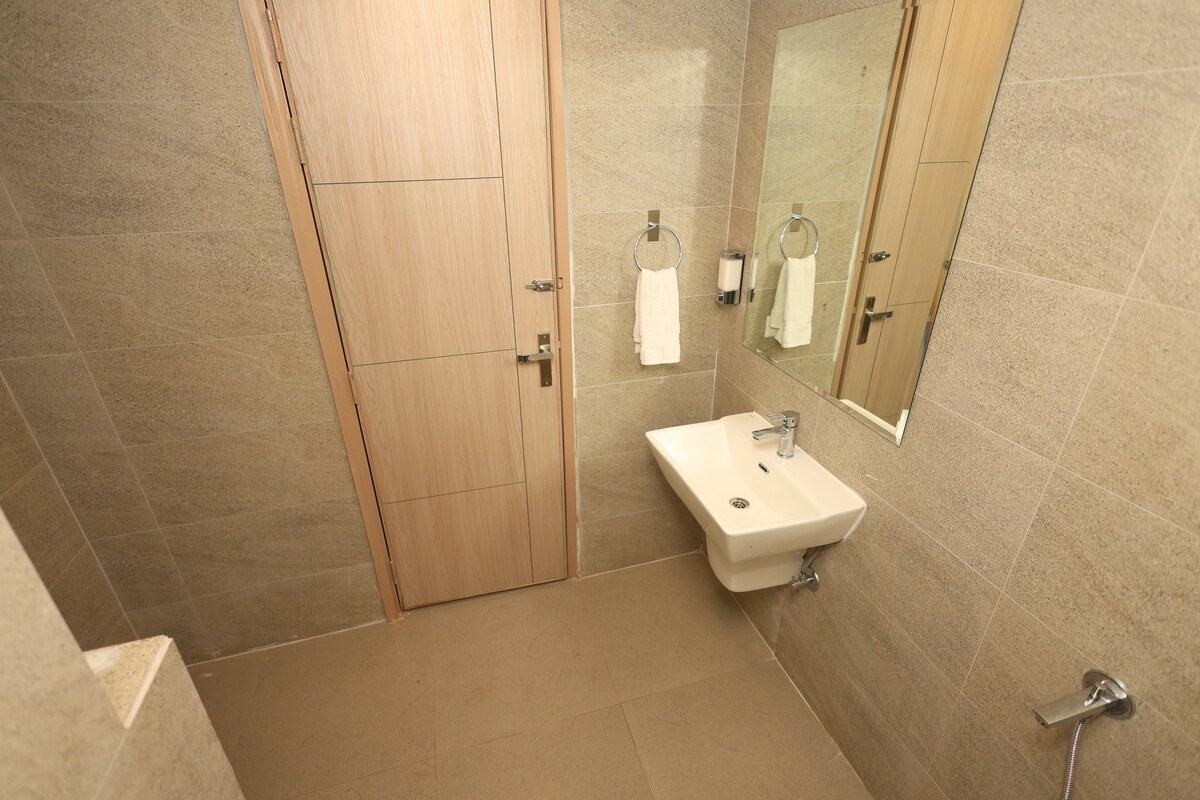 Sunleaf Studio Near Expo Mart Metro Pari Chawk - Tap to explore photos