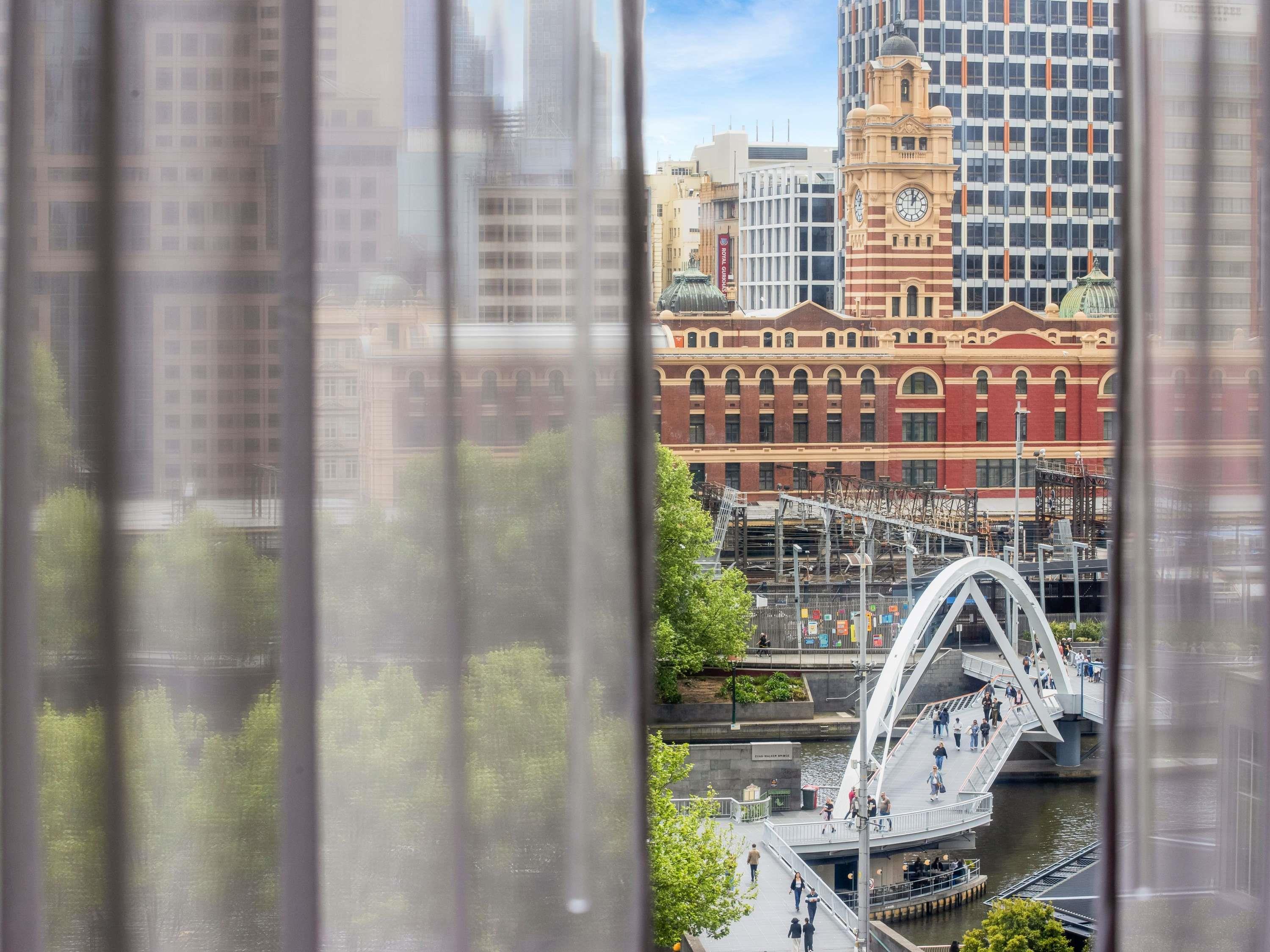 Mercure Melbourne Southbank - Tap to explore photos