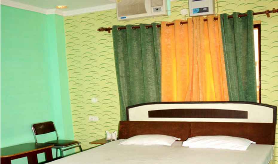 Hotel Crown - Tap to explore photos