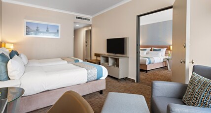 Crowne Plaza Berlin City Centre Room Type - 1 King 2 Single Premium