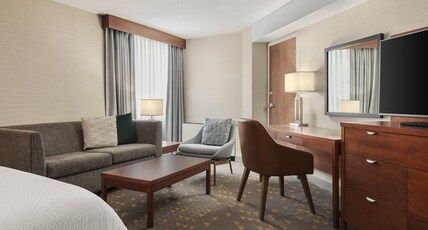 Holiday Inn Oakville Centre Room Type - 1 King Premium Corner Room