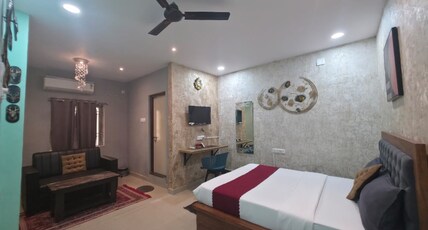 Royals Inn Room Type - Deluxe King Bed Room