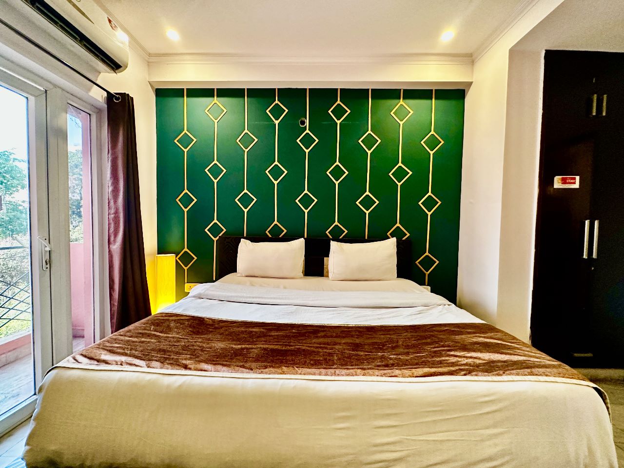 Instay 1525 | Mini Club Party 3BHK U3 - Tap to explore photos