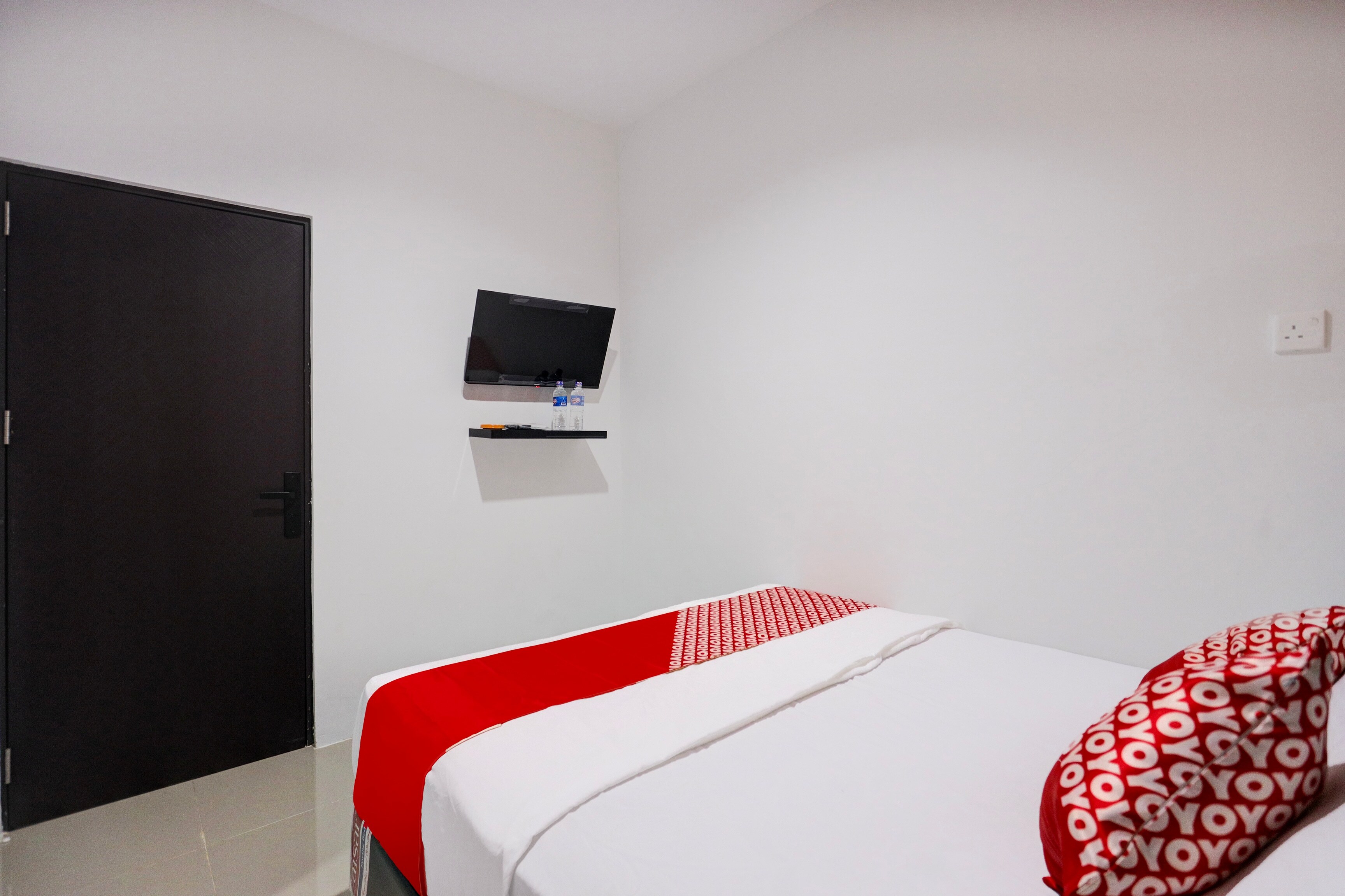 Capital O 93076 Batam Backpacker Guesthouse 2 - Tap to explore photos