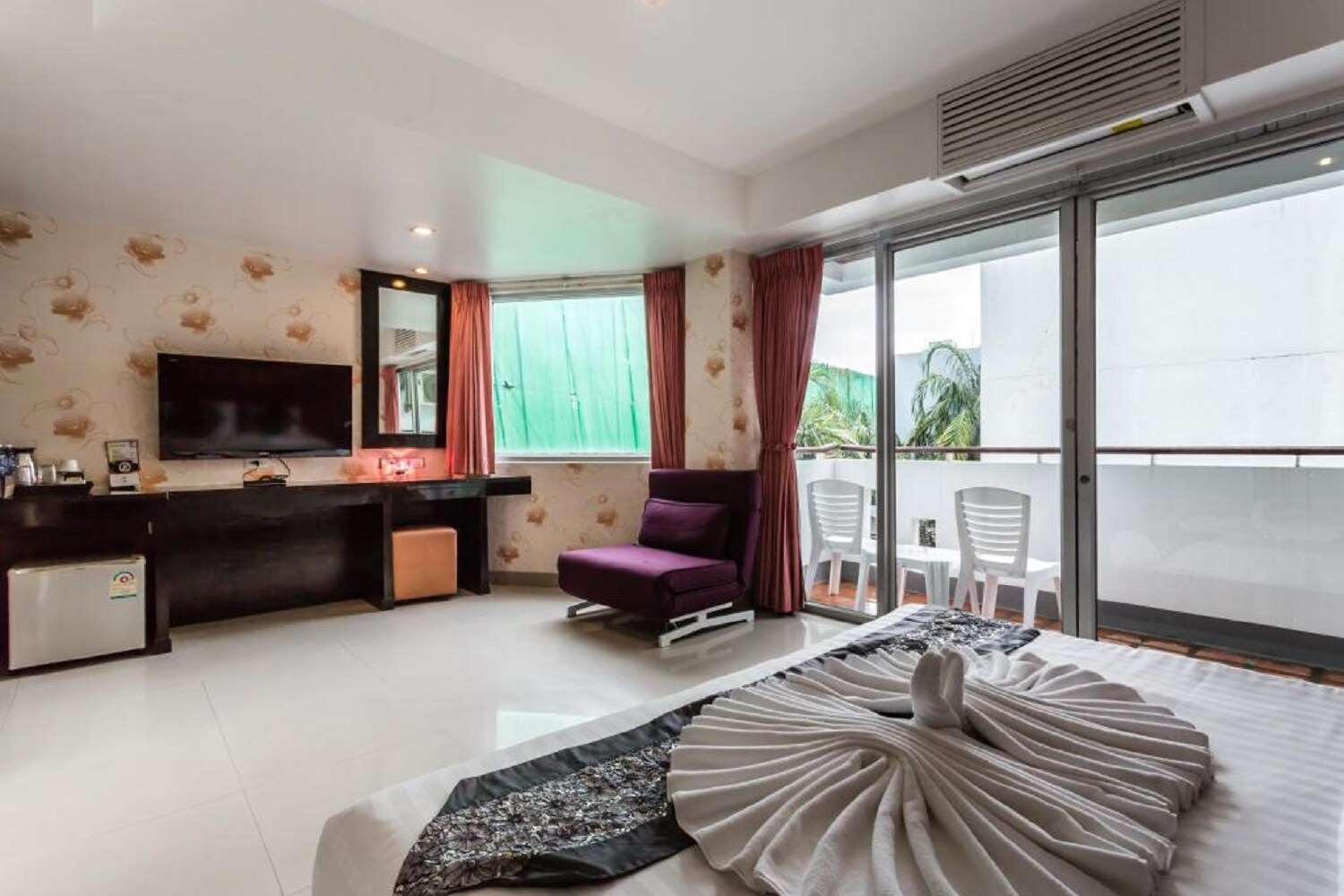 7Q Patong Beach Hotel - Tap to explore photos