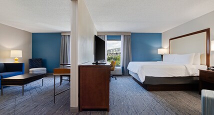 Holiday Inn Express & Suites CINCINNATI RIVERFRONT Room Type - 1 King Suite River View Addl Living Area