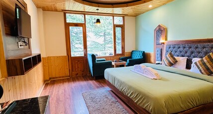 Navaura Stays & Cafe, Old Manali Room Type - Mountain View Room with Private Balcony