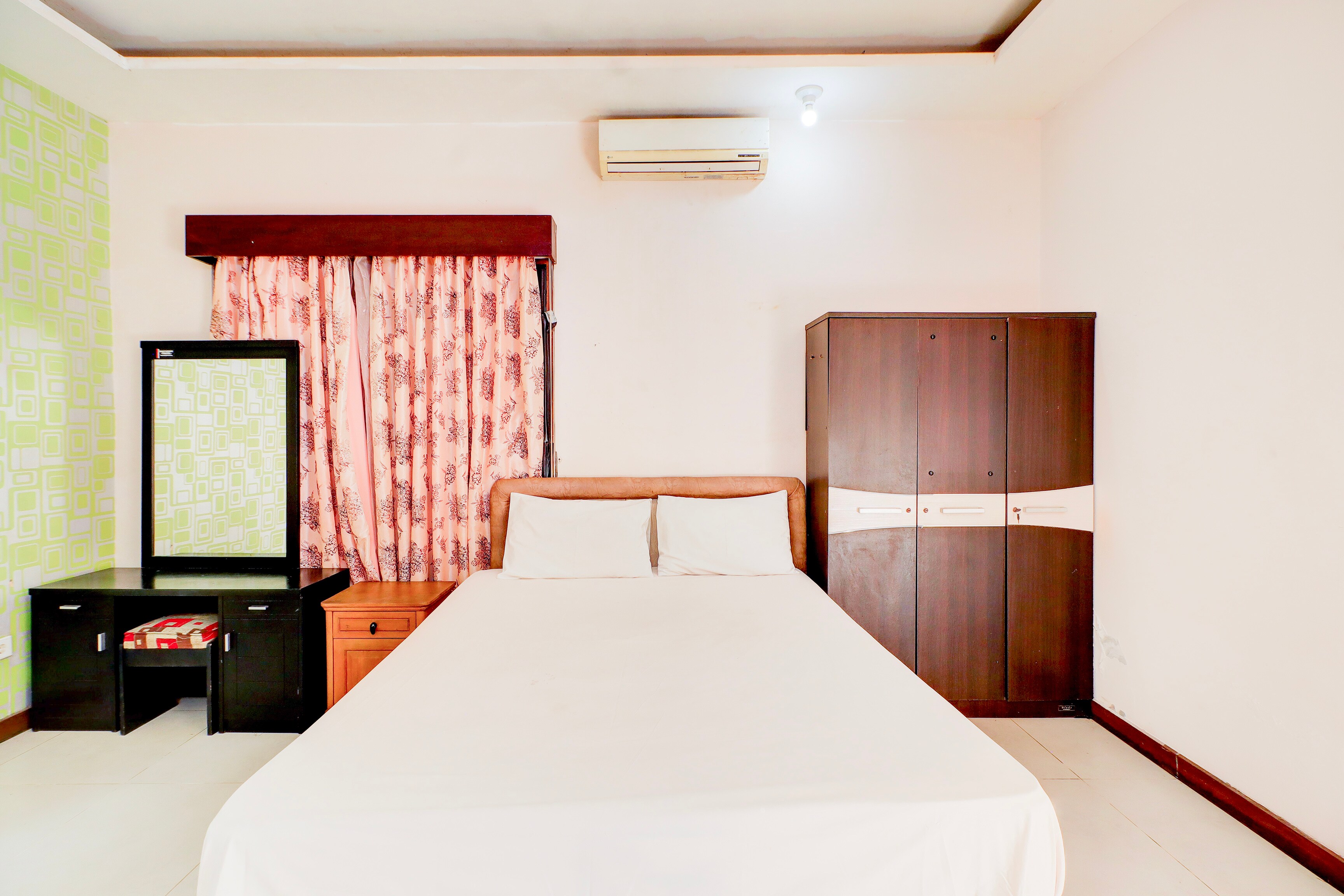 Collection O Putri Inn Homestay - Tap to explore photos