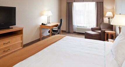 Holiday Inn Express Hotel & Suites Chesterfield - Selfridge Area Room Type - 1 King 2 Queen 2 Bedroom Suite