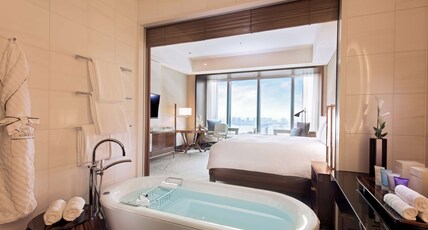 Conrad Tokyo Room Type - KING EXE ROOM BAY VIEW