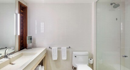 Hilton Vacation Club The Modern Honolulu Room Type - PARTIAL OCEAN VIEW KG BLC
