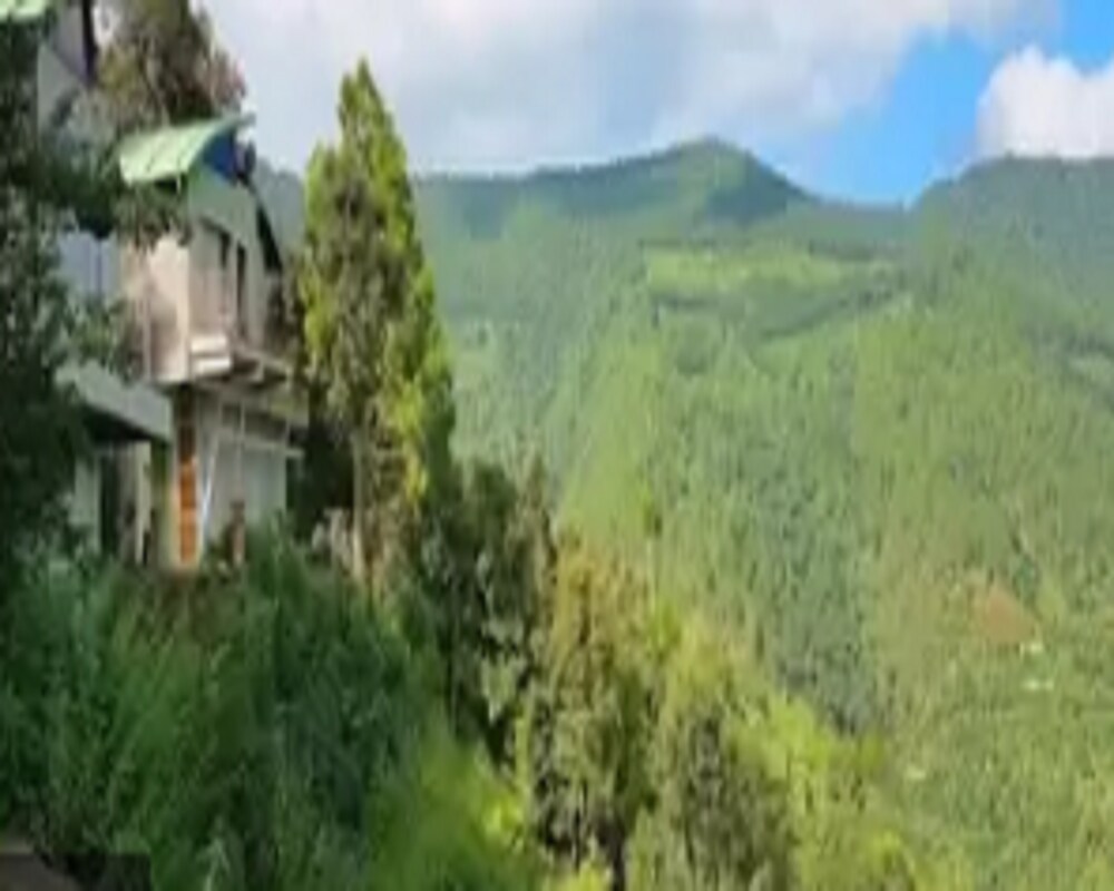 Hotel Crown - Tap to explore photos