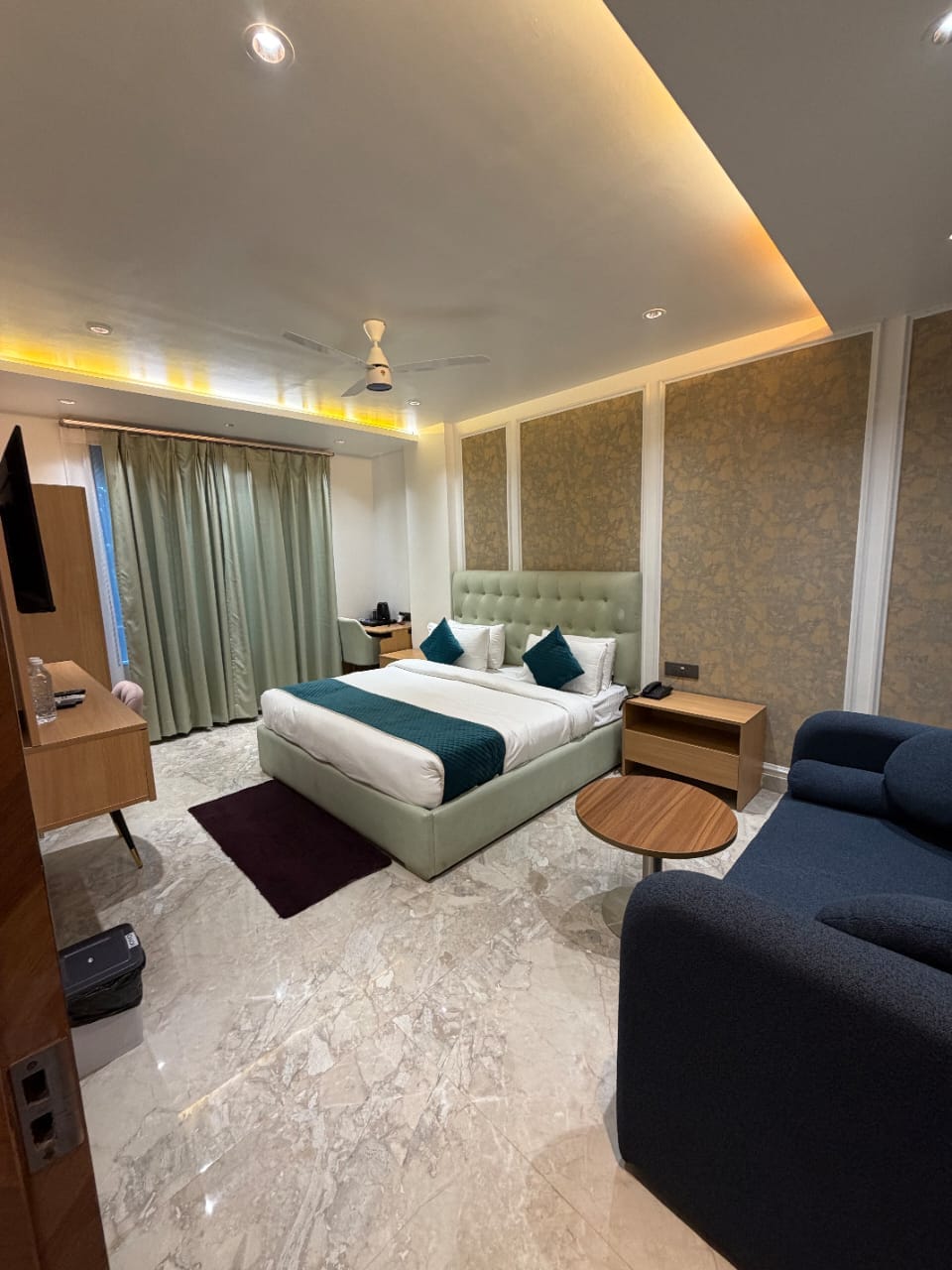 HOTEL SAROMA PORTICO - Tap to explore photos