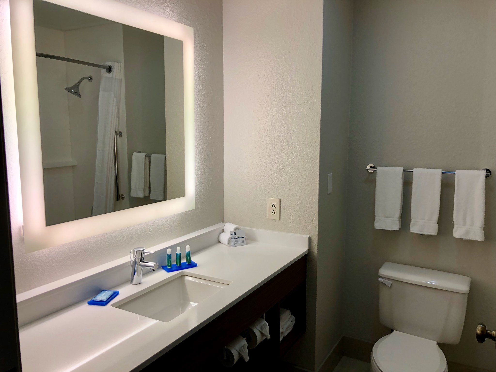 Holiday Inn Express Arlington Interstate 20 Parks Mall - Tap to explore photos