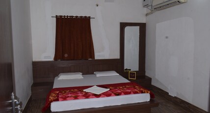 Shree Jinwaram Hotel Room Type - Deluxe Room
