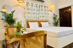 Vintage Banaras Stay | Spacious Room & Kitchen