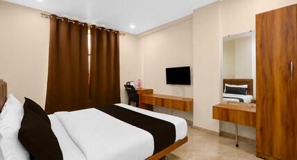 Collection O Anand Junction Formerly Golden Retreat Room Type - Classic