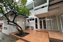 EM HOME Sukhumvit Bangkok - near Shopping and Train Stations