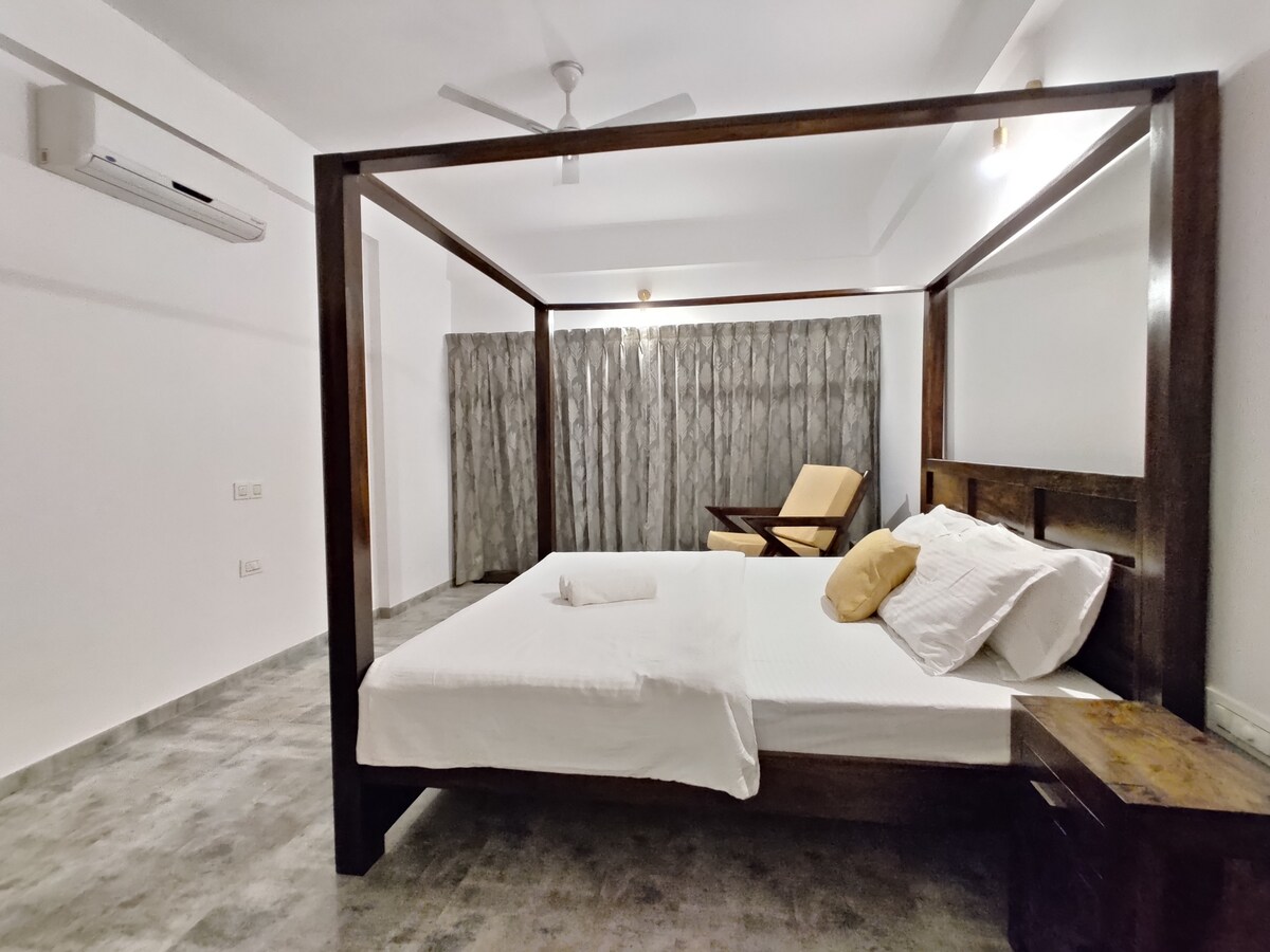 Classic Two Bedroom Sea View Space in Dona Paula (B 002) - Tap to explore photos