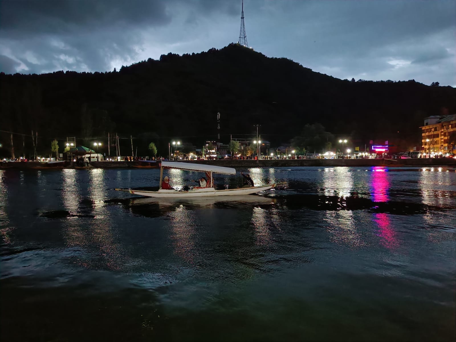Hotel Island Srinagar - Tap to explore photos