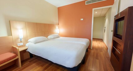 ibis Saint Quentin Basilique Room Type - Standard Room with two single beds