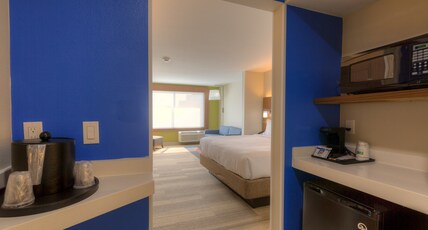 Holiday Inn Express & Suites TULSA MIDTOWN Room Type - 1 King Bed Suite Comm Accessible
