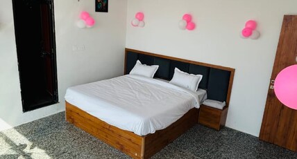 Hotel Dream Stay | Rooms and Restaurant Room Type - Deluxe Room with AC